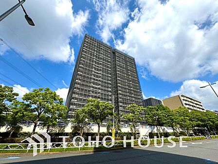 忙しく過ぎゆく日常を置き去るほど、ゆったりした時間が流れる住環境です。緑豊かな自然に包まれたこの場所は、四季の移ろいを肌で感じながら日々の疲れを優しく癒やし、心穏やかに暮らせるの隠れ家となります。