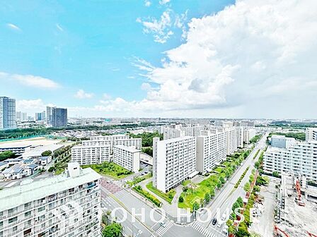 豊かな陽光に照らしだされる素敵な空間。季節を問わずに華やいだ素敵な風景をお楽しみいただけます。大きな窓から差し込む光が室内を明るく満たし、日々の暮らしに、四季の彩りと上のラックスタイムをお届けます。