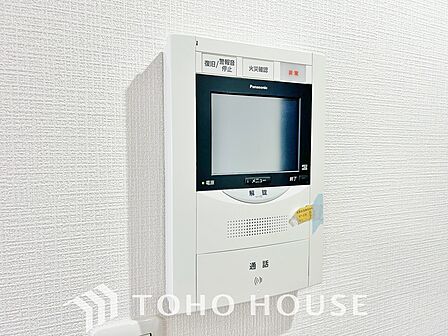 不審者対策や突然の訪問販売への対応に効果を発揮するTVモニター付きインターホン。家事の手を止めることなく、室内の画面越しに用件を確認できるため、日々の余計なストレスを減らし安全な毎日を支えてくれます。