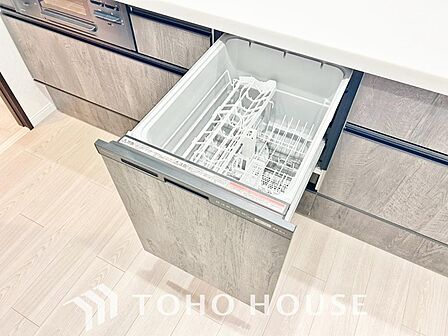 ビルトインタイプの食器洗乾燥機。通常の手洗いでは使用出来ないほど高温のお湯や高圧水流を使うことにより、汚れを効果的に落とすことができます。殺菌効果が非常に高く哺乳瓶などを使う家庭で需要が高く大変便利。