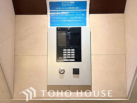 共用玄関にオートロックがあることで防犯効果が高まります。不審者の侵入を未然に防ぎ、一人暮らしや小さなお子様のいるご家庭にも安心をプラス。毎日の暮らしの安全性をしっかりと高める、心強い住まいの設備です。