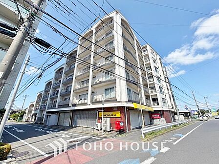 閑静な住宅地に佇む「住まい」は季節・気候・時代の背景に捉われない珠玉の空間を実現しました。洗練されたデザインと高い機能性が融合し、日々の暮らしに深い安らぎと、色褪せない特別な価値をあなたへと届けます。