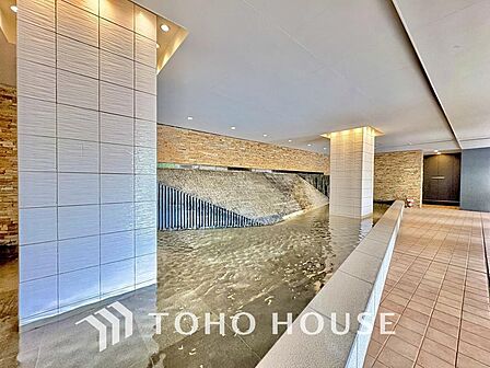 色合いも落ち着いた色を中心に構成され、重厚感のある雰囲気で居住者・来客者を迎えてくれます。