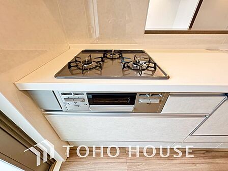毎日料理をする方や、品数を多く作りたいご家族に、嬉しい3口コンロ。複数の調理を同時に進められるため、忙しい時間帯の夕食準備もスムーズにはかどります。料理の効率と、楽しさを広げてくれる、必須の設備です。