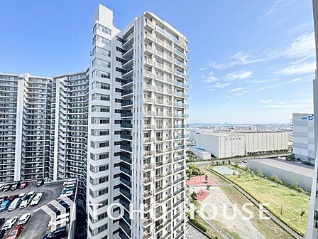 青空を感じられるバルコニーには、爽やかな風が吹き抜け、周辺には戸建住宅街の景色が広がります・・・。その豊かな眺望にふさわしい住空間には、通風と採光にも優れ、心地よい光と風があふれる設計となっています。