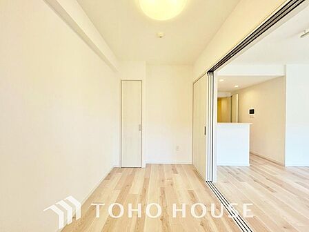 特に、小さなお子様がいるご家庭には、リビングと居室が、続き間になっている間取りが人気です。扉を開放すれば目が届きやすく、成長に合わせてプレイスペースや、昼寝の空間など、多目的に使える柔軟性が魅力です。