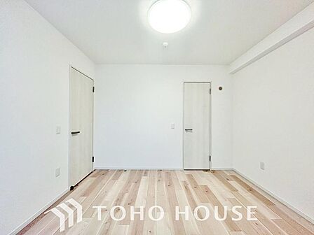 お子様の心と身体を見守る子供部屋として、小さな自立心を育むお部屋作り、を見越してご覧下さい。プライベートな時間を大切にしながら、のびのびと自分らしさを育み、健やかに成長できる、快適な空間を実現します。