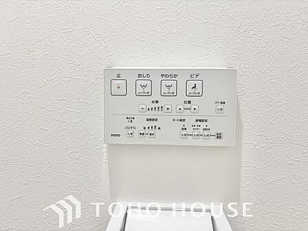 清潔で快適なトイレタイムをサポートする、温水洗浄便座を完備しました。気になるニオイを抑える脱臭機能なども備えており、いつも爽やかで心地よい空間を保ちます。日々の暮らしに寄り添う嬉しいこだわり設備です。