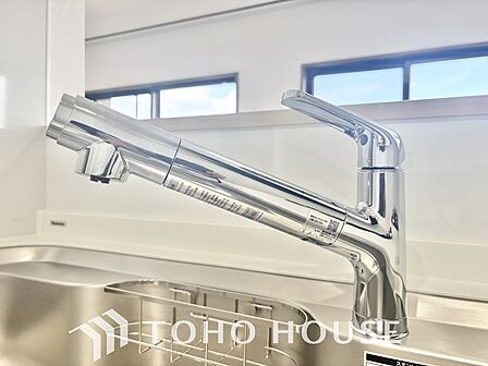 ボタンひとつで手軽に浄水と原水を切り替えられる、便利な浄水器一体型水栓を採用しました。お料理や飲料水には美味しい浄水を、洗い物には原水をスムーズにと使い分けられるため、毎日の家事がより快適になります。