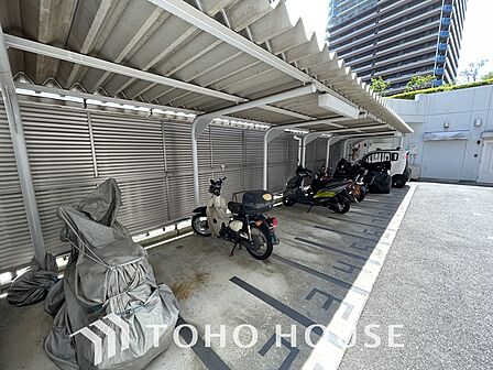 バイク置き場（空き状況、料金等についてはお気軽にお問合せください。）敷地内に大切な愛車を安全に保管できるため、毎日の通勤や通学はもちろん、休日のお出かけへの出発や帰宅も非常にスムーズで快適になります。
