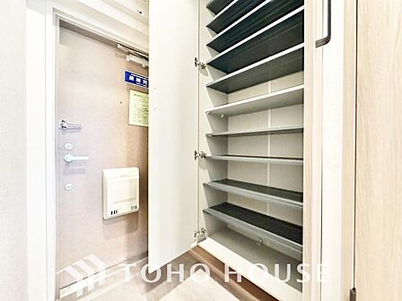 毎日みんなを見送り、そして迎え入れる場所だから。帰りたくなる家をテーマに設計した、自慢の玄関です。明るく広めの開放的な空間が家族を優しく包み込み、まいにちの生活に安心と心地よさをプラスしてくれますよ。