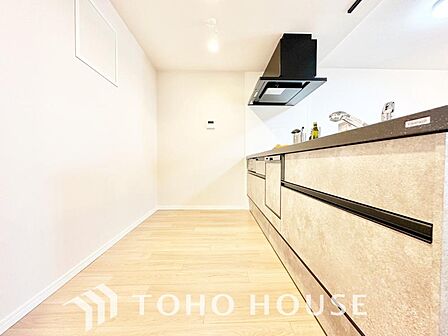 「料理中も子供の成長を見逃さない」使いやすくスタイリッシュなカウンターキッチン。リビングを見渡せる設計のため、遊ぶお子様の様子を常に見守れて安心です。家事動線とデザイン性を兼ね備えた、憧れの空間です。