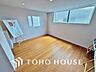 室内：光と風が心地よい開放的なリビングは、自然と家族が集まる住まいの特等席です。家の中で一番明るく、使い勝手のよさにこだわった空間に仕上げています。家族みんながのびのびと過ごせる、開放感あふれる住まいです。