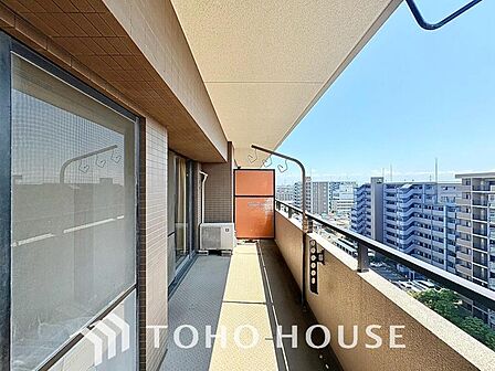 暖かい陽ざしが差込むバルコニーです。よく晴れた日には、洗濯物が良く乾きます。風通しも良好です。毎日のお洗濯が快適にこなせるだけでなく、心地よい風と光を感じながら、のんびりと気分転換も楽しめる空間です。