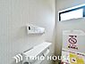 設備：清潔で快適なトイレタイムをサポートする、温水洗浄便座を完備しました。気になるニオイを抑える脱臭機能なども備えており、いつも爽やかで心地よい空間を保ちます。日々の暮らしに寄り添う嬉しいこだわり設備です。