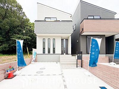 外観:街並みに美しく映える、洗練されたスタイリッシュな外観デザイン。新築ならではの圧倒的な存在感と品格を放ち、住む人の誇りを満たしてくれます。青空に映える美しい佇まいを、ぜひ現地で実際にご覧ください。 外観:街並みに美しく映える、洗練されたスタイリッシュな外観デザイン。新築ならではの圧倒的な存在感と品格を放ち、住む人の誇りを満たしてくれます。青空に映える美しい佇まいを、ぜひ現地で実際にご覧ください。