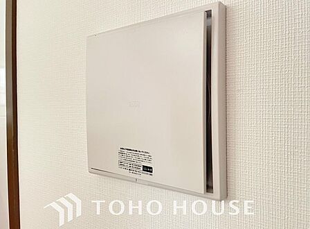 従来の自然換気とは異なり、強制的に室内の空気の入れ替えを自動的に行う事を可能とした「換気設備」です。シックハウス症候群対策としても重要な設備です。