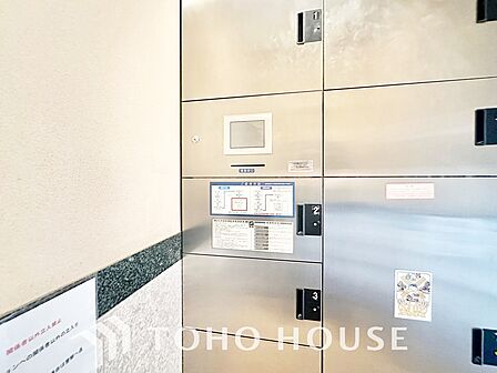 留守中だけでなく、在宅時でも手が離せない時に荷物を受け取れるため、再配達を依頼する手間や待つ時間がなくなり、時間を有効に使えます。配達時間を気にせず、お出かけや日々の暮らしを楽しめる、便利な設備です。