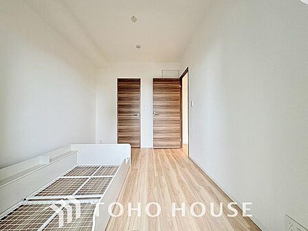 心身ともにゆったりと安らげる主寝室。寝室のゆとりが大きい分だけ、暮らしの安らぎは深まります。一日の疲れを癒やすプライベート空間にふさわしい落ち着きと広さを確保し、上質な眠りと快適な朝を迎えるお部屋に。