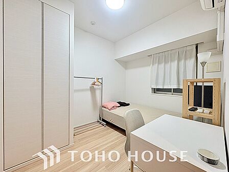 白を基調とした室内は、明るい住空間を造り出すだけでなく、清潔感をもたらしてくれます。どんな家具やインテリアとも相性が良く、好みの空間に模様替えしやすい洋室に。お部屋全体をより広く見せる効果もあります。