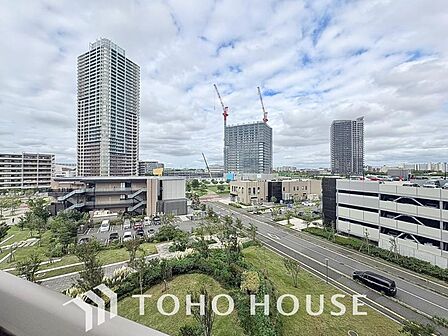心地よい風が吹き抜けるマンションのバルコニー。毎日の洗濯物やお布団干しにも十分な広さを確保しています。手すり壁が適度なプライバシーを守りつつ、明るい光を室内に届けてくれる、暮らしの憩いのスペースです。