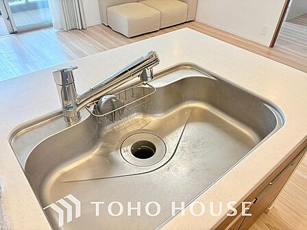 ボタンひとつで浄水と原水に切り替えられる浄水器一体型水栓を使用。シンクのまわりがすっきり片付くだけでなく、毎日の料理や飲み水、お米研ぎなどにも気兼ねなく豊かな水を使えます。安全でおいしい水をお手軽に。