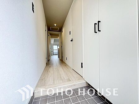 温かみのある色合いでデザインされた玄関は、優しく心地よい雰囲気に満ちています。一日の疲れを癒やし、思わず早く帰りたくなるような安心感にあふれる住まいです。心からリラックスできる安息の空間が広がります。