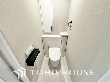 家族が毎日使うプライベートな空間。清潔で使いやすいトイレにすることで、日々の暮らしがより快適になります。最新の機能とお手入れのしやすい設計を施し、いつでも気持ちよく、家族誰もが安心して使える空間です。