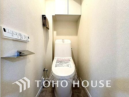 清潔な空間であって頂けますように目に留まるだけではなく汚れをふき取り易いフロアと壁紙をチョイス。サッと一拭きするだけで簡単に見栄え良く保てるため、毎日の掃除がスムーズになり家事時間を大幅に削減します。
