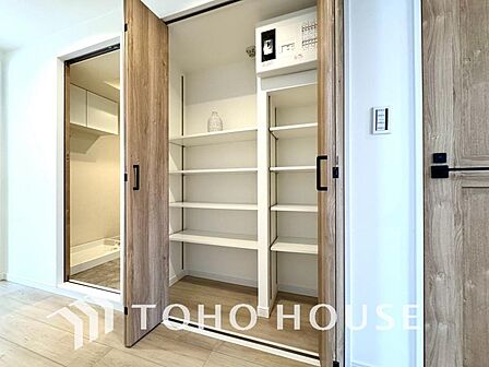 建物内部の収納には拘りました。共有部分に設けた収納は季節物の大きな家電や大型の生活用品もすっきりと収まりお荷物が多い方にも安心です。住まい全体をいつでも綺麗でゆとりある快適な空間に保つことができます。