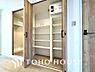 収納：建物内部の収納には拘りました。共有部分に設けた収納は季節物の大きな家電や大型の生活用品もすっきりと収まりお荷物が多い方にも安心です。住まい全体をいつでも綺麗でゆとりある快適な空間に保つことができます。