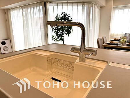 安全でおいしい水が手軽に。ボタン一つで浄水と原水をスムーズに切り替えられる浄水器一体型水栓を使用。蛇口まわりがすっきり美しく収まるデザインで、大切な家族の健康的な食生活をいつでも優しくサポートします。