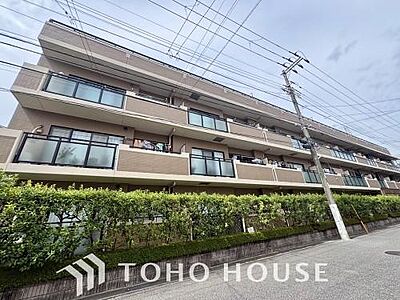外観:建物の居住性に拘った邸宅は「落ち着き」と「安らぎ」と「快適」を実現してくれます。明るい光が差し込む広々としたリビングは家族が自然と集まる場所となり、何気ない日々の暮らしに豊かな笑顔と温もりを届けます。 外観:建物の居住性に拘った邸宅は「落ち着き」と「安らぎ」と「快適」を実現してくれます。明るい光が差し込む広々としたリビングは家族が自然と集まる場所となり、何気ない日々の暮らしに豊かな笑顔と温もりを届けます。