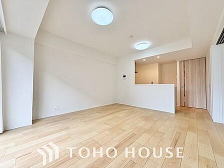 心地よい風と柔らかな光が舞い込む開放的なリビング。地域の活気や鼓動を身近に感じながら、心からリラックスできる住空間を実現しました。日々の暮らしに心地よい刺激と穏やかな寛ぎの時間を届ける特別な場所です。