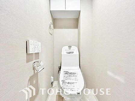 清潔な空間を保てるよう、お手入れのしやすさにもこだわり、汚れをサッと拭き取れる床材と壁紙を採用。快適な温水洗浄便座に加え、手洗い一体型のトイレはスペースの節約ができ、ゆったりとした空間が確保できます。