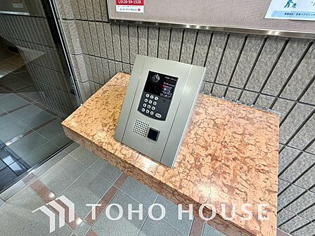 共用玄関にオートロックがあることで防犯効果が高まります。不審者や不要な勧誘の侵入を防げるため、一人暮らしの方や小さなお子様のいるご家庭でも安心です。毎日の安全面を足元から静かに支える、心強い設備です。