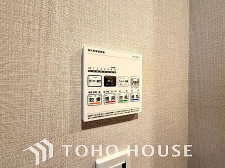 浴室暖房乾燥機を完備しており、雨天時のお洗濯も安心です。花粉の季節や梅雨時期でも洗濯物をカラッと清潔に仕上げられるほか、浴室内のカビ発生をしっかりと抑制できるため、日々の面倒なお掃除の手間も省けます。
