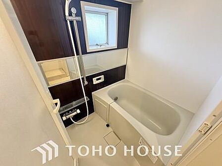 一日の疲れを癒すための心地よいバスタイムを演出します。浴室はゆとりあるサイズを採用。柔らかな曲線で構成されたバスタブは、半身浴も楽しめる設計です。日々の慌ただしさを忘れ、心も体もオフになるひとときを。