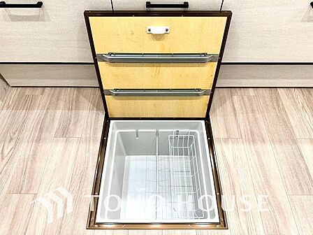 床下収納の場合は、使っていない空間を有効利用するので、キッチンを狭くすることなく収納場所を増やせます。床下のデッドスペースに保存食などを保管でき、調理エリアをいつでもスッキリと広々保つことが可能です。