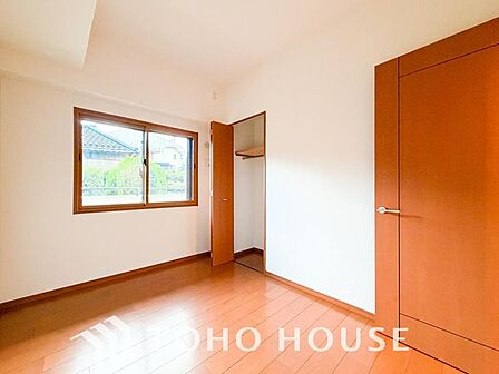 お子さまの心と身体を見守る子供部屋として、小さな自立心を育むお部屋作りを見越してご覧下さい。成長に合わせてレイアウトを変更しやすく、のびのびと過ごせる設計に。将来の夢や個性を豊かに育む安心の空間です。
