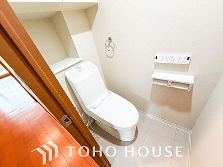 家族が毎日使うプライベートな空間。清潔で使いやすいトイレにすることで、日々の暮らしがより快適になります。最新の機能とお手入れのしやすい設計を施し、いつでも気持ちよく、家族誰もが安心して使える空間です。