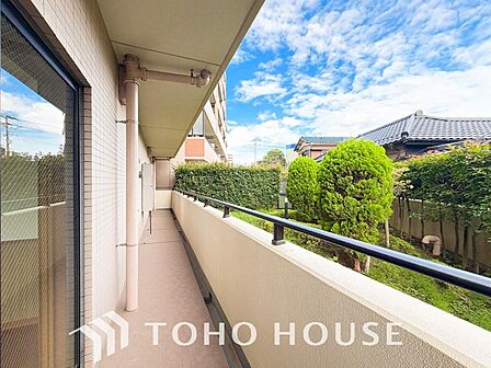 暖かい陽ざしが差込むバルコニーです。よく晴れた日には、洗濯物が良く乾きます。風通しも良好です。毎日のお洗濯が快適にこなせるだけでなく、心地よい風と光を感じながら、のんびりと気分転換も楽しめる空間です。