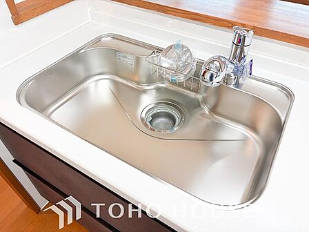 ボタンひとつで浄水と原水に切り替えられる浄水器一体型水栓を使用。シンクのまわりがすっきり片付くだけでなく、毎日の料理や飲み水、お米研ぎなどにも気兼ねなく豊かな水を使えます。安全でおいしい水をお手軽に。