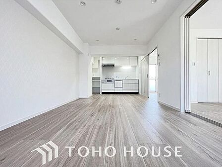 建物の居住性にこだわった邸宅は、「落ち着き」と「安らぎ」と「快適」を実現してくれます。「ホワイトナチュラルのテイスト」が、自然体で過ごせる心地良さを生み出し、家族の優しい時間がここでは流れてゆきます。
