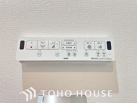 快適な温水洗浄便座（ウォシュレット）を完備。毎日使う場所だからこそ清潔でお手入れがしやすい衛生的な機能にこだわりました。冬場でも便座が温かく、季節を問わず誰もが心地よく使える嬉しい標準設備となります。