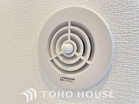 常に綺麗な空気を循環させ、新鮮な環境を保つ24時間換気システム。シックハウスや結露を抑え、ご家族の健康と建物の美しさを守ります。一年中、クリーンで健やかな暮らしを叶える住まいを、ぜひ現地でご覧下さい。