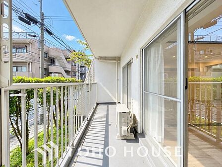 頬をなでる優しい風を感じ、つい深呼吸をしたくなる気持ちの良い眺望が広がるバルコニー。暖かい陽ざしがたっぷりと差し込む空間は晴れた日には洗濯物もよく乾き、毎日の家事タイムも心地よい時間に変えてくれます。
