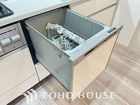家事の時間を大幅に短縮できる便利な食器洗い乾燥機を完備。ビルトインタイプのため、キッチン周りをすっきりと美しく見せてくれます。手荒れを防ぎ、ゆとりの時間を生み出す先進設備を、ぜひ現地でお確かめ下さい。