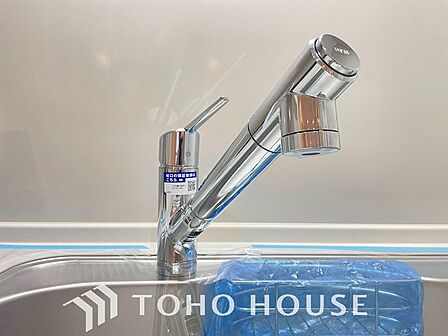 ボタン一つで浄水と原水を切り替えられる浄水器一体型水栓。場所を取らずにおいしく安全な水が使え、毎日の料理を美味しくサポートします。近年主流となっている人気のスタイリッシュな設備をぜひ現地でご覧下さい。