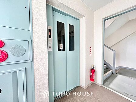 ベビーカーでの移動や重い荷物がある時、また足腰の悪い方の移動を劇的にラクにするエレベーターを完備。階段の上り下りという日々の負担や不安から解放され、家族全員がいつまでも快適で安心に暮らせる住まいです。